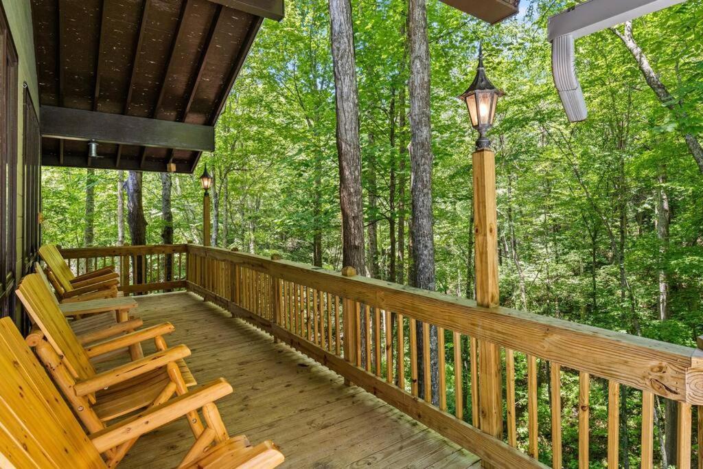 Bourbon Hollow Lodge With Hot Tub And Pool Plus Game Room Only 5 Min To Downtown Gatlinburg Exteriör bild