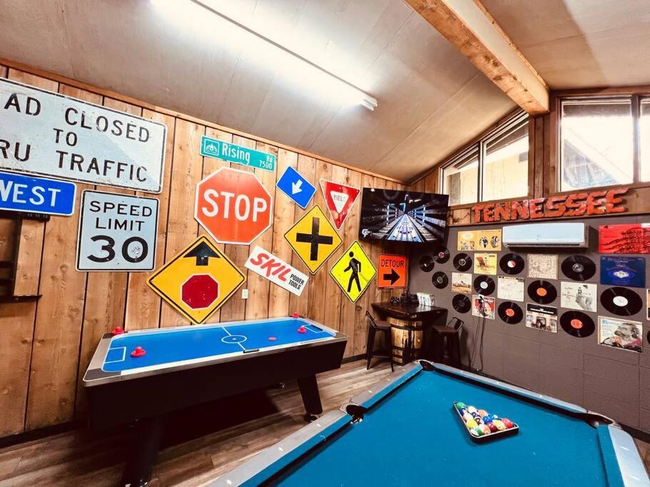 Bourbon Hollow Lodge With Hot Tub And Pool Plus Game Room Only 5 Min To Downtown Gatlinburg Exteriör bild