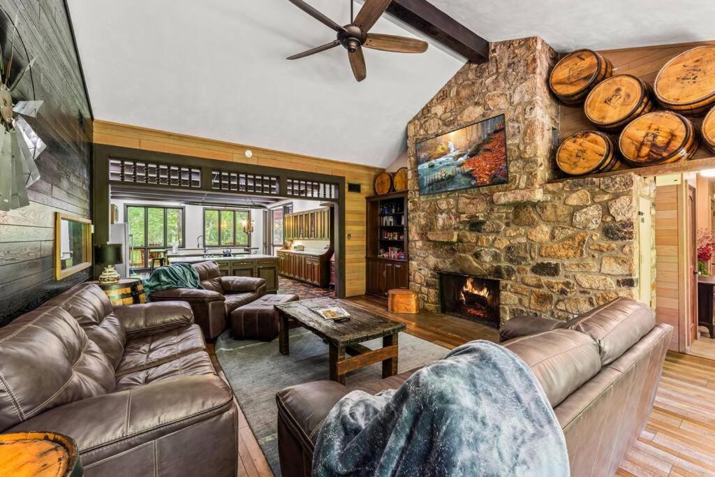 Bourbon Hollow Lodge With Hot Tub And Pool Plus Game Room Only 5 Min To Downtown Gatlinburg Exteriör bild