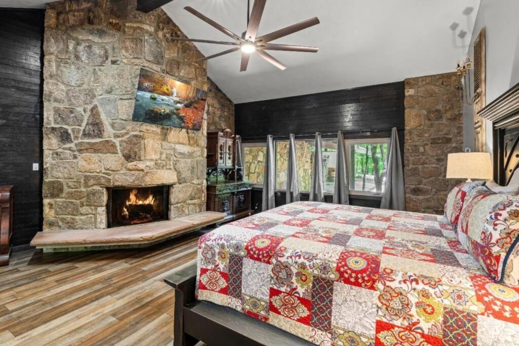 Bourbon Hollow Lodge With Hot Tub And Pool Plus Game Room Only 5 Min To Downtown Gatlinburg Exteriör bild