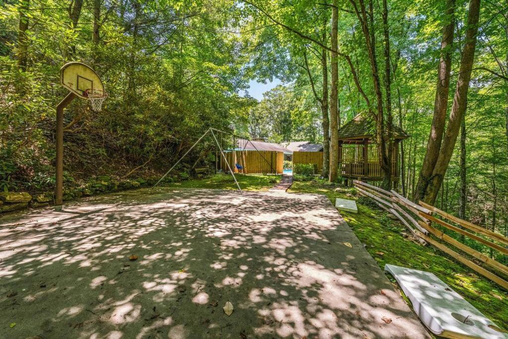 Bourbon Hollow Lodge With Hot Tub And Pool Plus Game Room Only 5 Min To Downtown Gatlinburg Exteriör bild