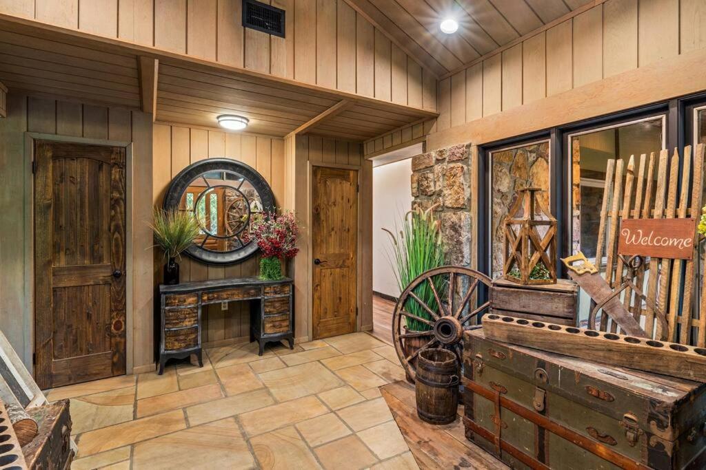 Bourbon Hollow Lodge With Hot Tub And Pool Plus Game Room Only 5 Min To Downtown Gatlinburg Exteriör bild