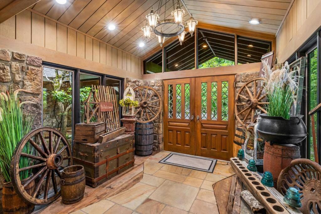Bourbon Hollow Lodge With Hot Tub And Pool Plus Game Room Only 5 Min To Downtown Gatlinburg Exteriör bild