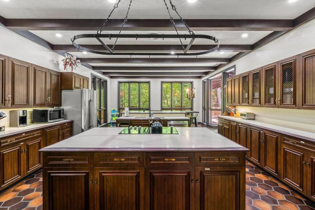 Bourbon Hollow Lodge With Hot Tub And Pool Plus Game Room Only 5 Min To Downtown Gatlinburg Exteriör bild