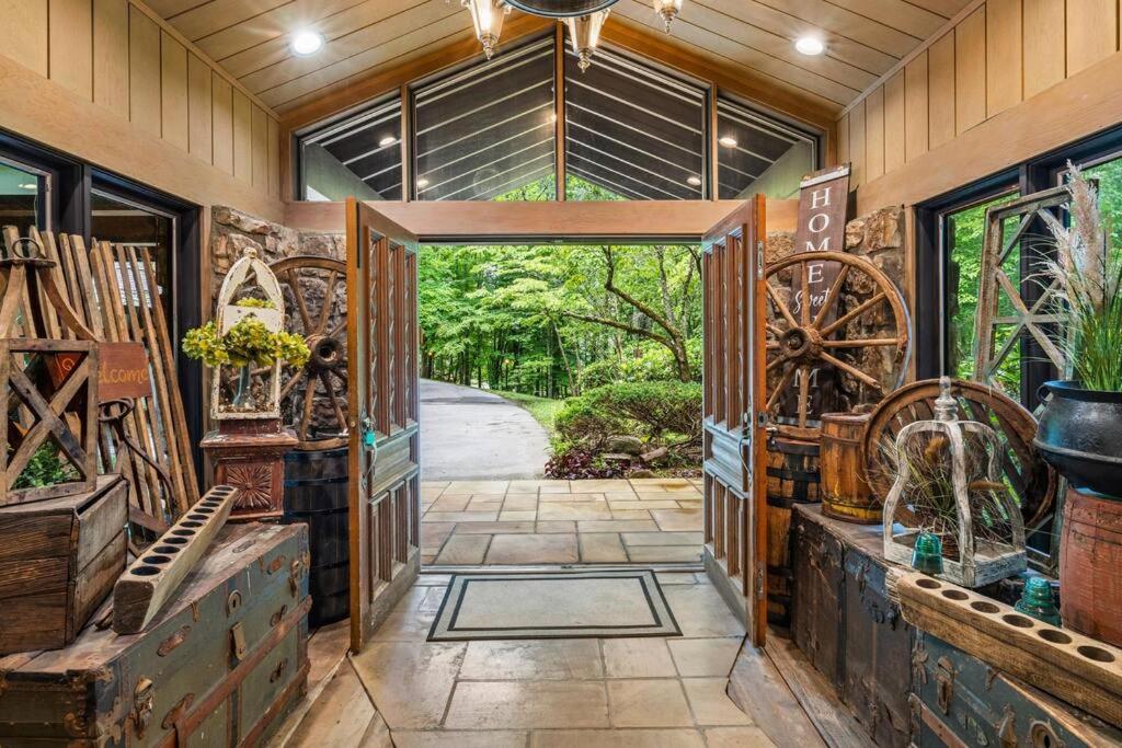 Bourbon Hollow Lodge With Hot Tub And Pool Plus Game Room Only 5 Min To Downtown Gatlinburg Exteriör bild