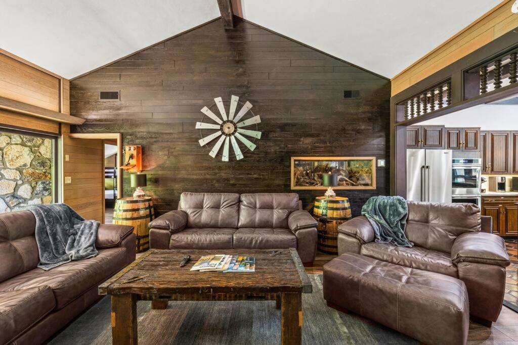 Bourbon Hollow Lodge With Hot Tub And Pool Plus Game Room Only 5 Min To Downtown Gatlinburg Exteriör bild