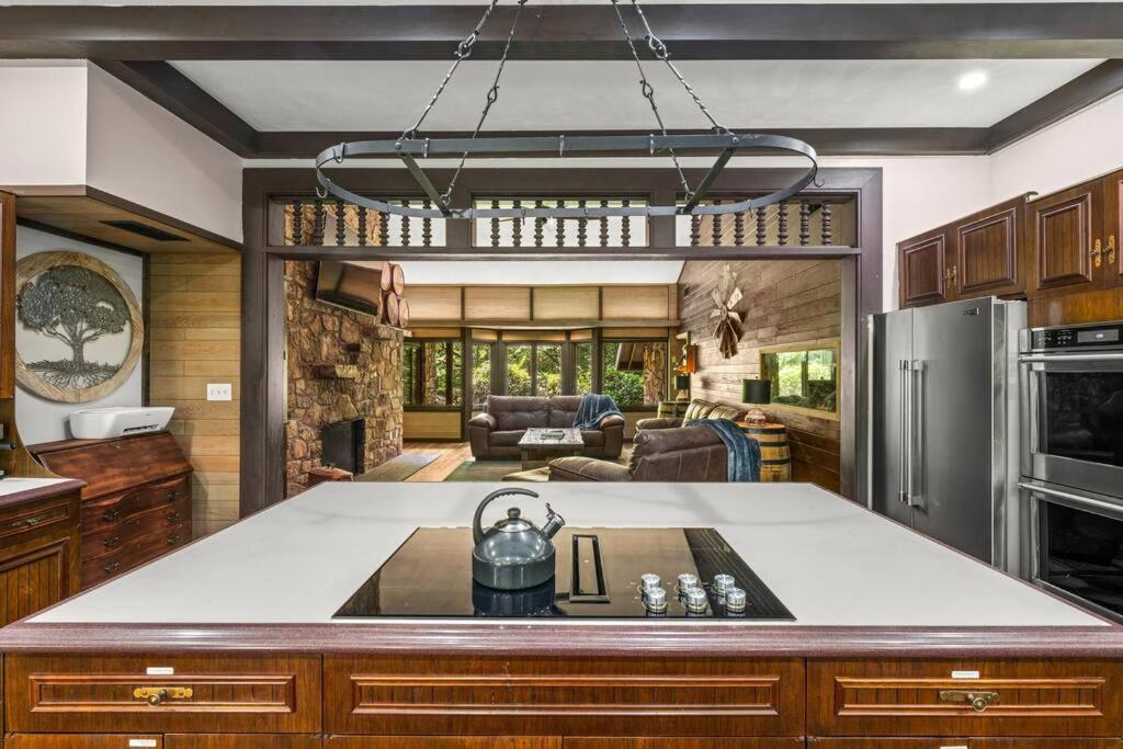 Bourbon Hollow Lodge With Hot Tub And Pool Plus Game Room Only 5 Min To Downtown Gatlinburg Exteriör bild