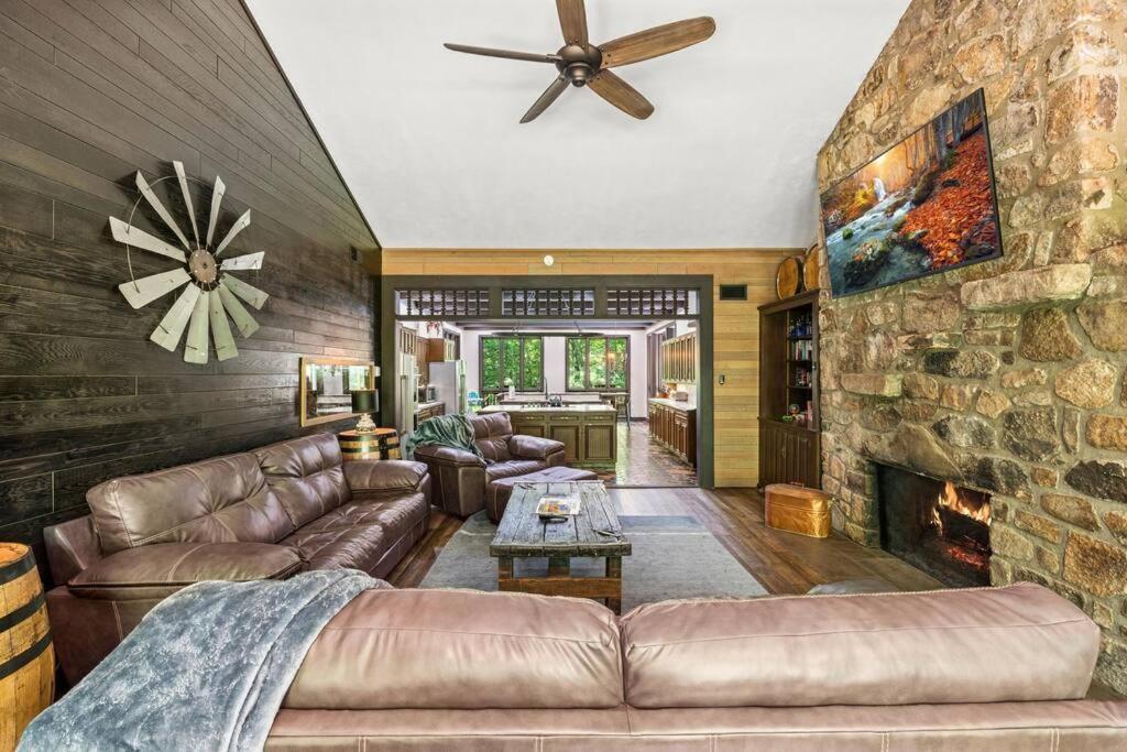 Bourbon Hollow Lodge With Hot Tub And Pool Plus Game Room Only 5 Min To Downtown Gatlinburg Exteriör bild
