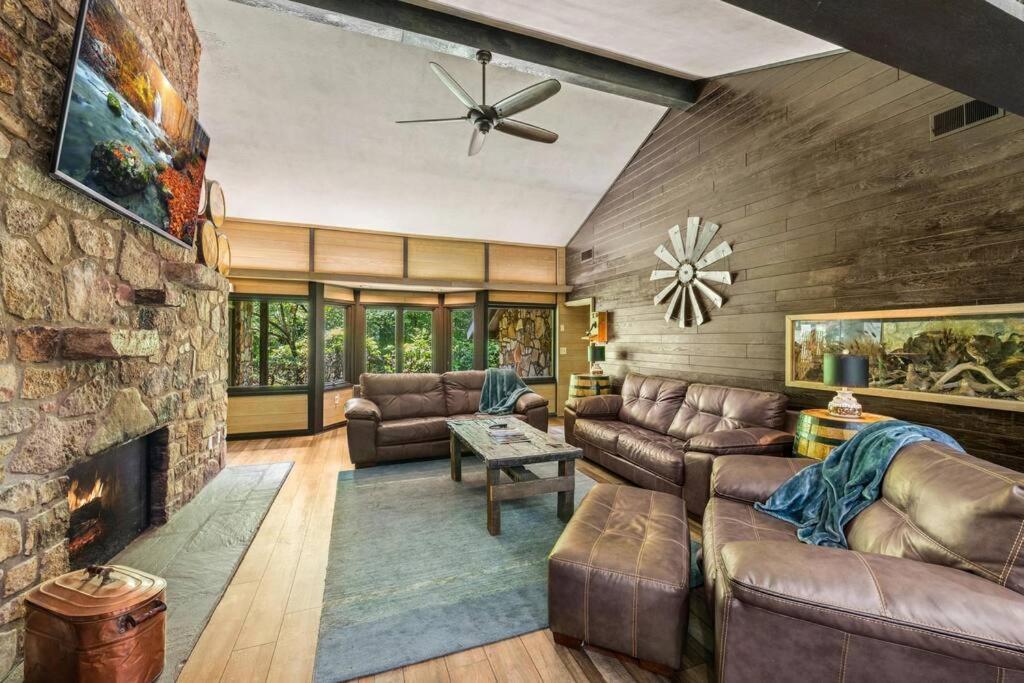 Bourbon Hollow Lodge With Hot Tub And Pool Plus Game Room Only 5 Min To Downtown Gatlinburg Exteriör bild