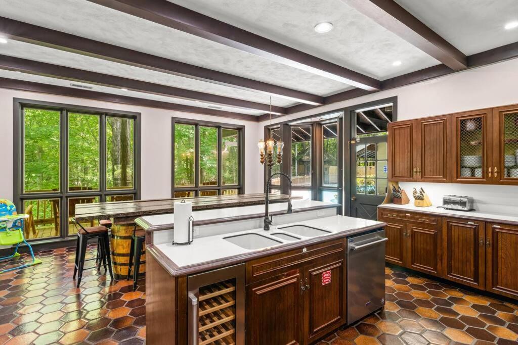 Bourbon Hollow Lodge With Hot Tub And Pool Plus Game Room Only 5 Min To Downtown Gatlinburg Exteriör bild