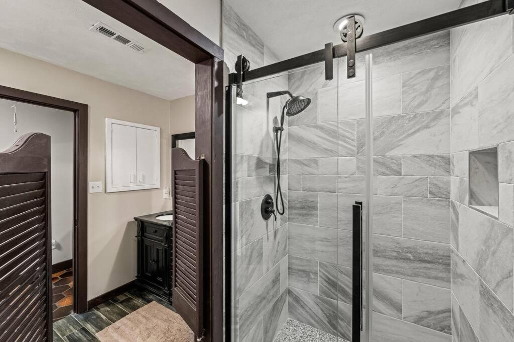 Bourbon Hollow Lodge With Hot Tub And Pool Plus Game Room Only 5 Min To Downtown Gatlinburg Exteriör bild
