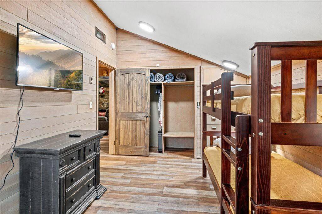Bourbon Hollow Lodge With Hot Tub And Pool Plus Game Room Only 5 Min To Downtown Gatlinburg Exteriör bild