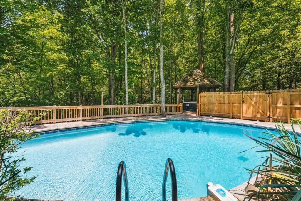 Bourbon Hollow Lodge With Hot Tub And Pool Plus Game Room Only 5 Min To Downtown Gatlinburg Exteriör bild