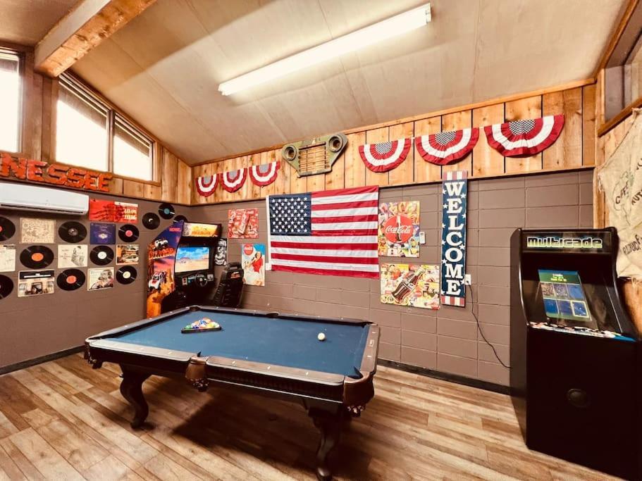 Bourbon Hollow Lodge With Hot Tub And Pool Plus Game Room Only 5 Min To Downtown Gatlinburg Exteriör bild