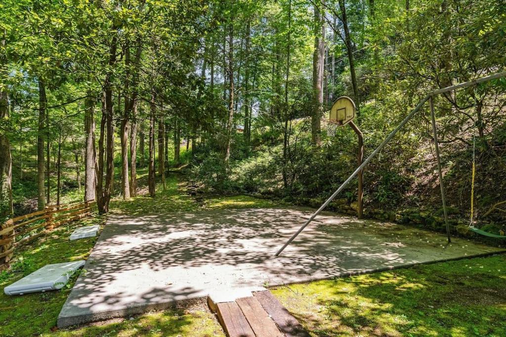 Bourbon Hollow Lodge With Hot Tub And Pool Plus Game Room Only 5 Min To Downtown Gatlinburg Exteriör bild