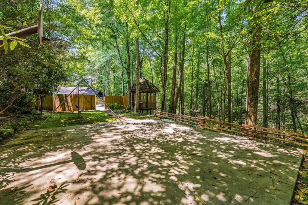 Bourbon Hollow Lodge With Hot Tub And Pool Plus Game Room Only 5 Min To Downtown Gatlinburg Exteriör bild