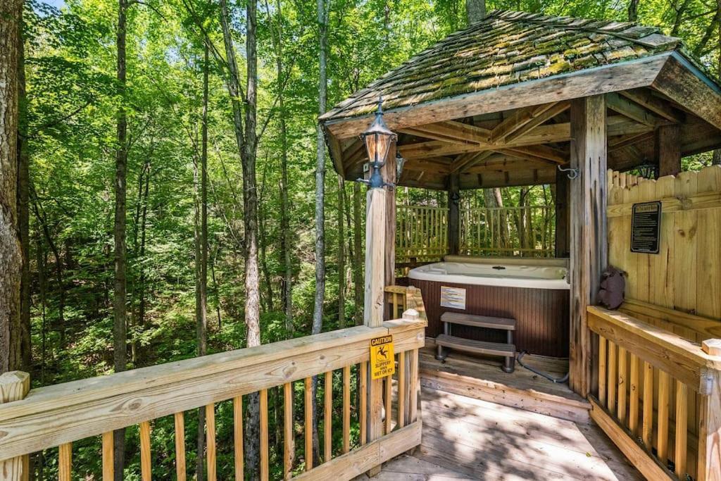 Bourbon Hollow Lodge With Hot Tub And Pool Plus Game Room Only 5 Min To Downtown Gatlinburg Exteriör bild